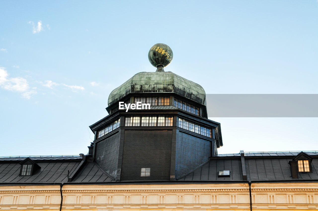 LOW ANGLE VIEW OF BUILT STRUCTURE AGAINST BLUE SKY