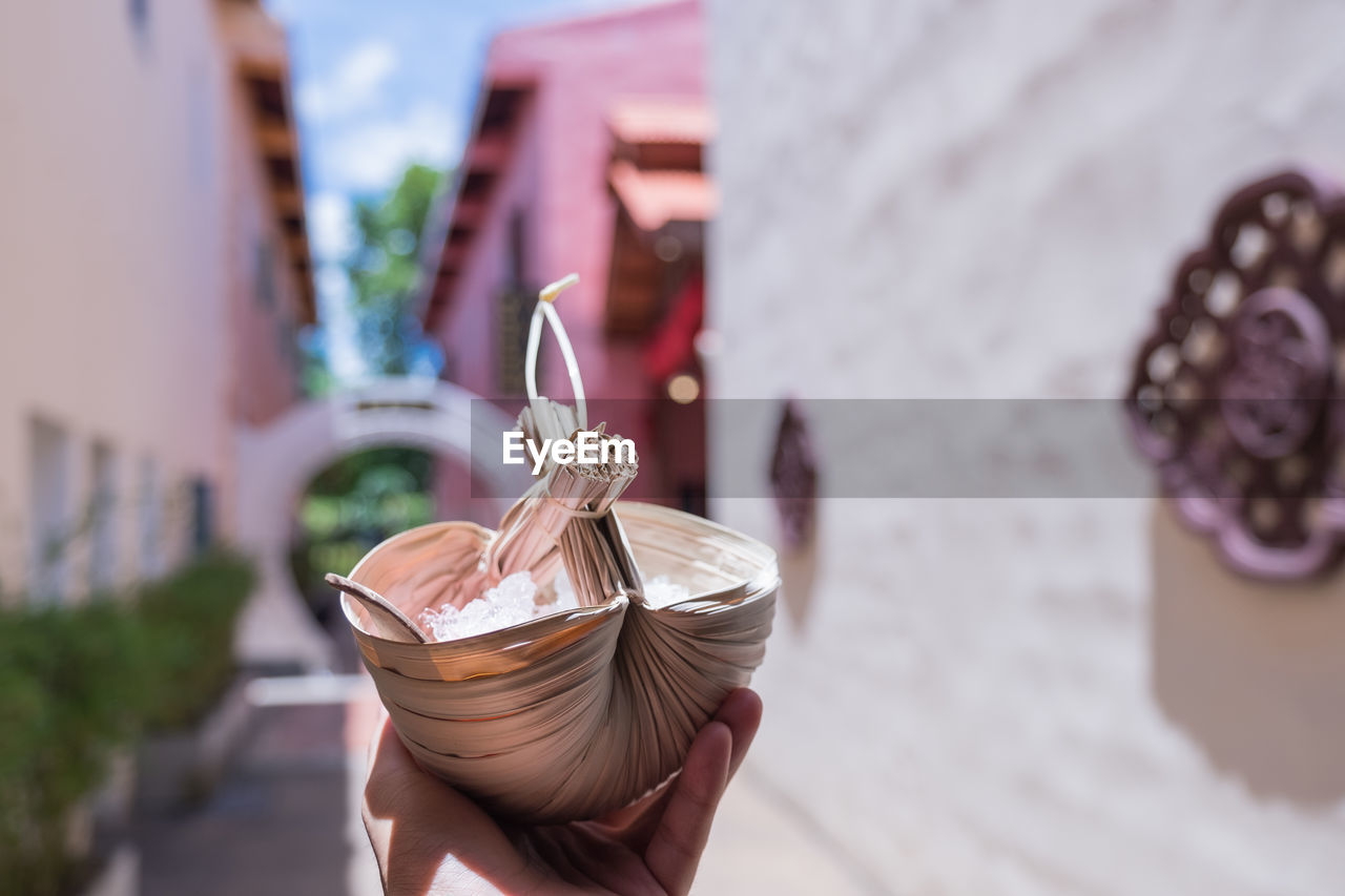 CLOSE-UP OF PERSON HOLDING ICE CREAM