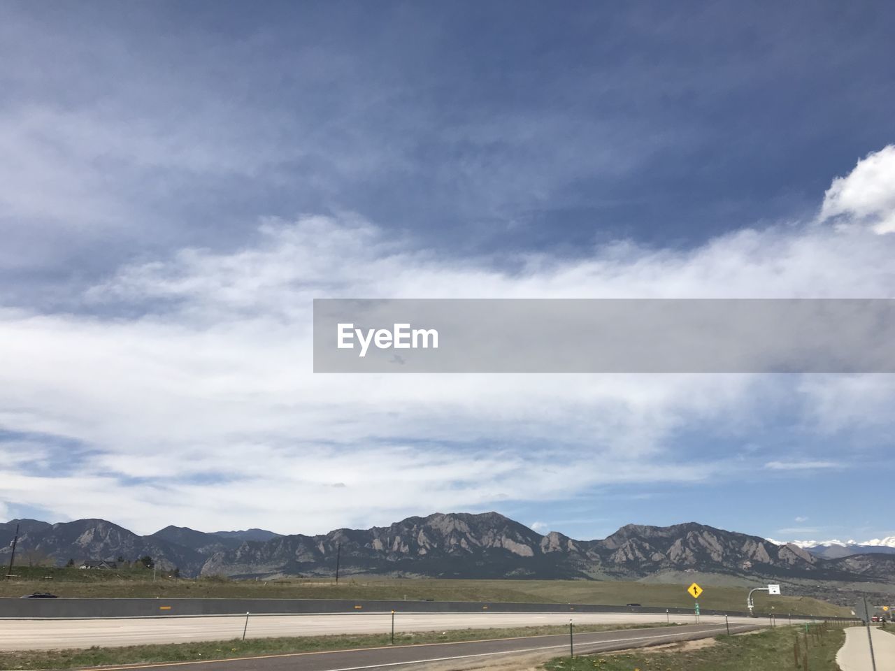 SCENIC VIEW OF ROAD BY MOUNTAINS AGAINST SKY