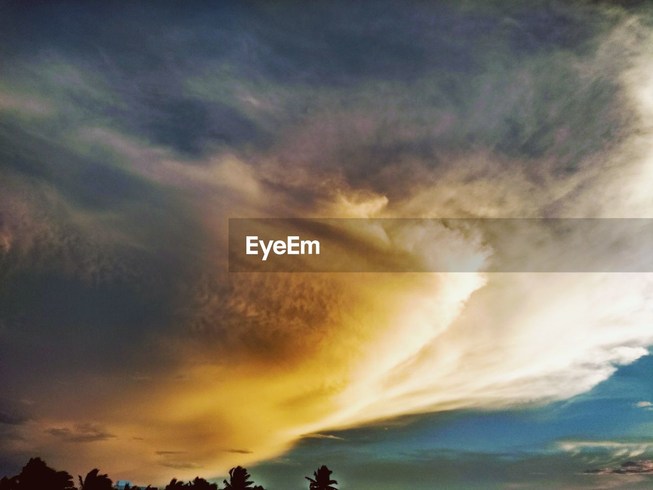 LOW ANGLE VIEW OF DRAMATIC SKY
