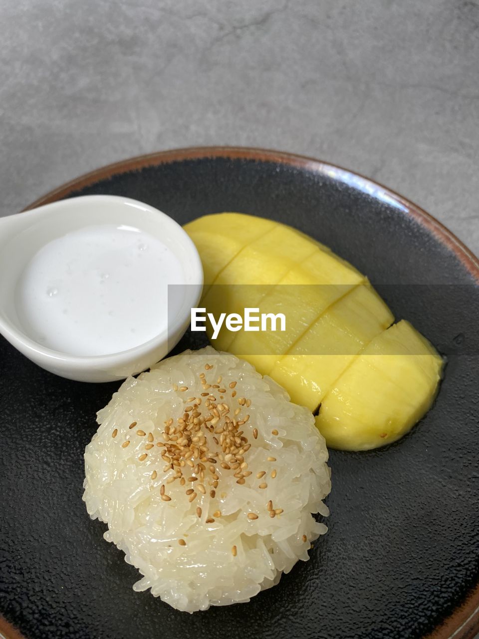 HIGH ANGLE VIEW OF BREAKFAST SERVED IN PLATE