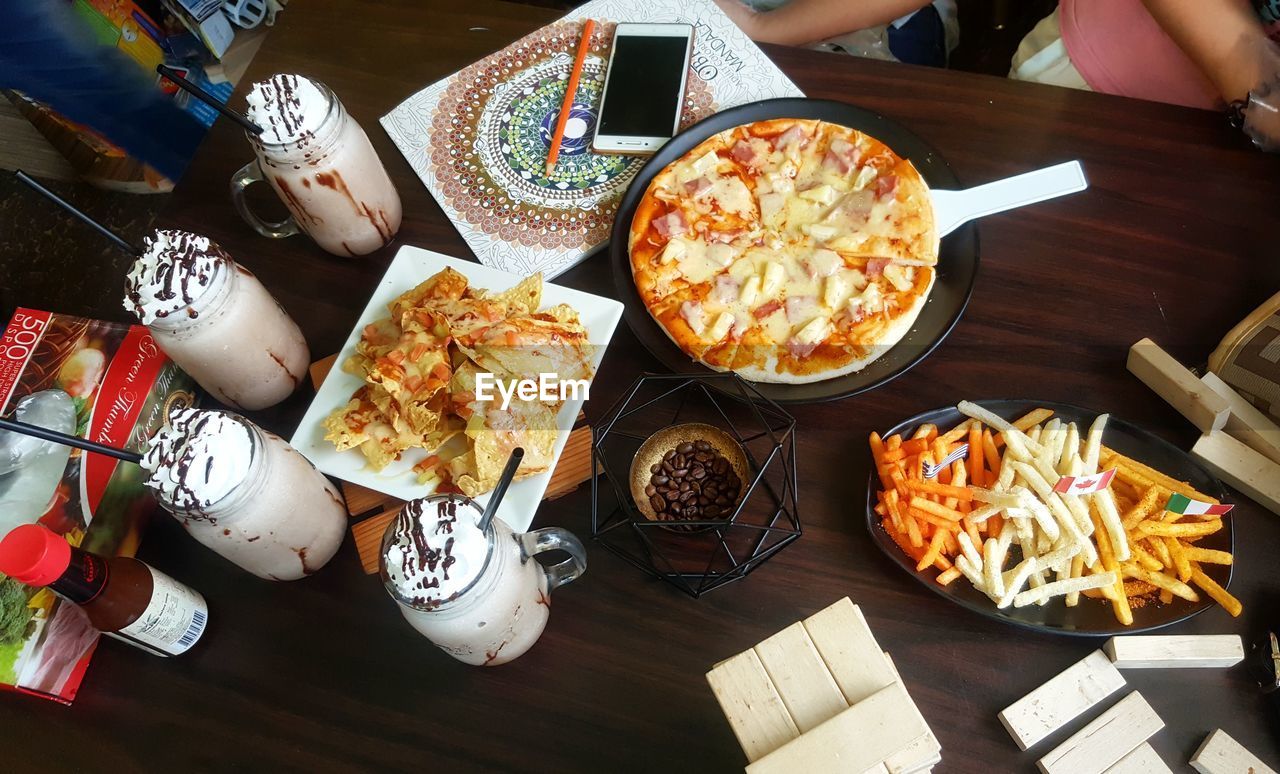 HIGH ANGLE VIEW OF FOOD IN PLATE