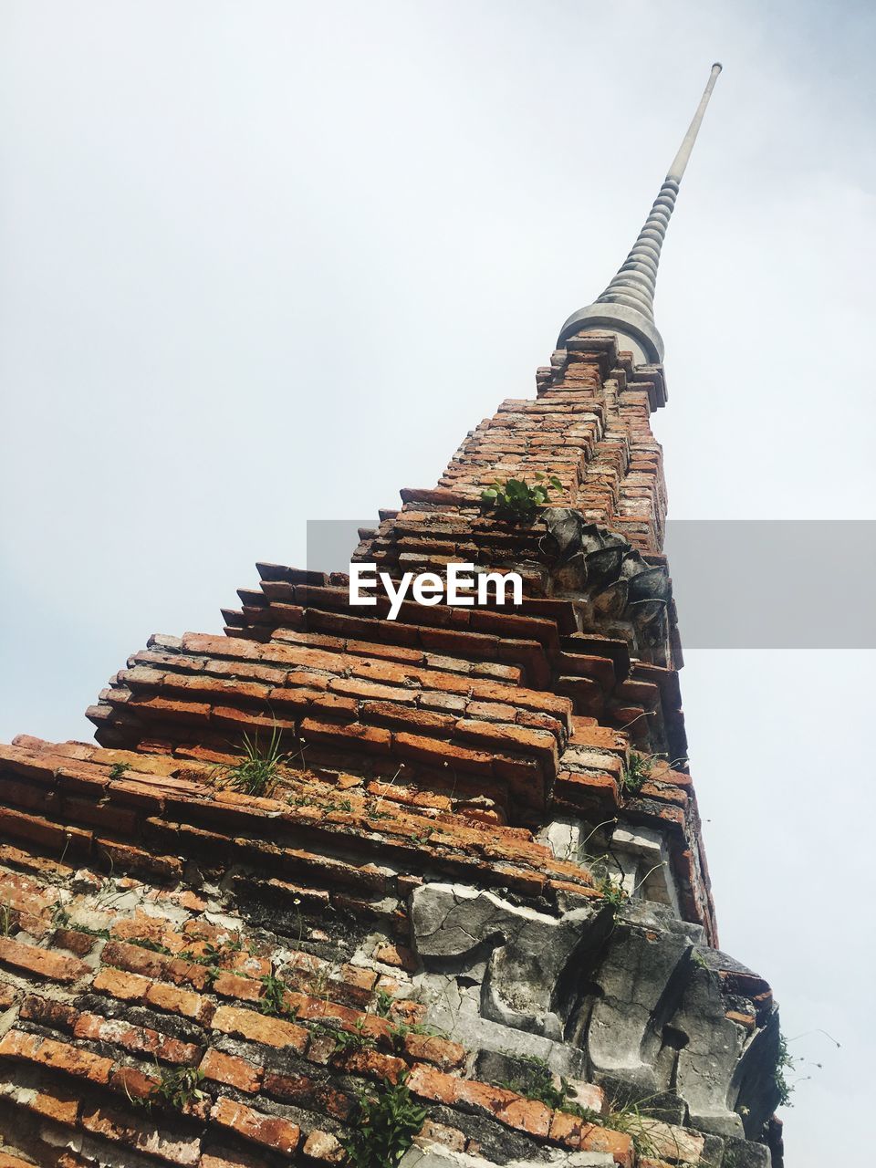 LOW ANGLE VIEW OF CATHEDRAL AGAINST SKY