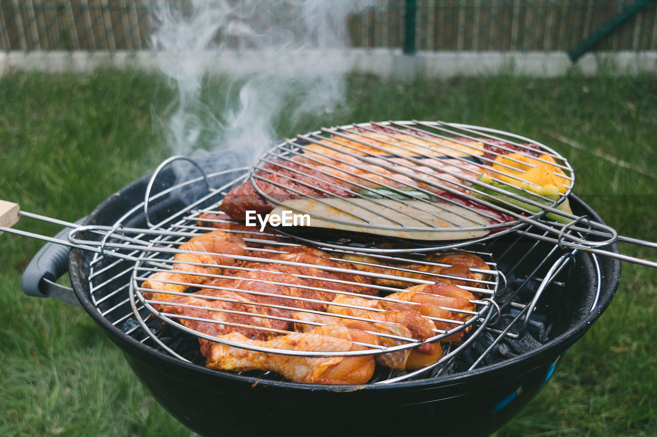 CLOSE-UP OF FOOD ON BARBECUE