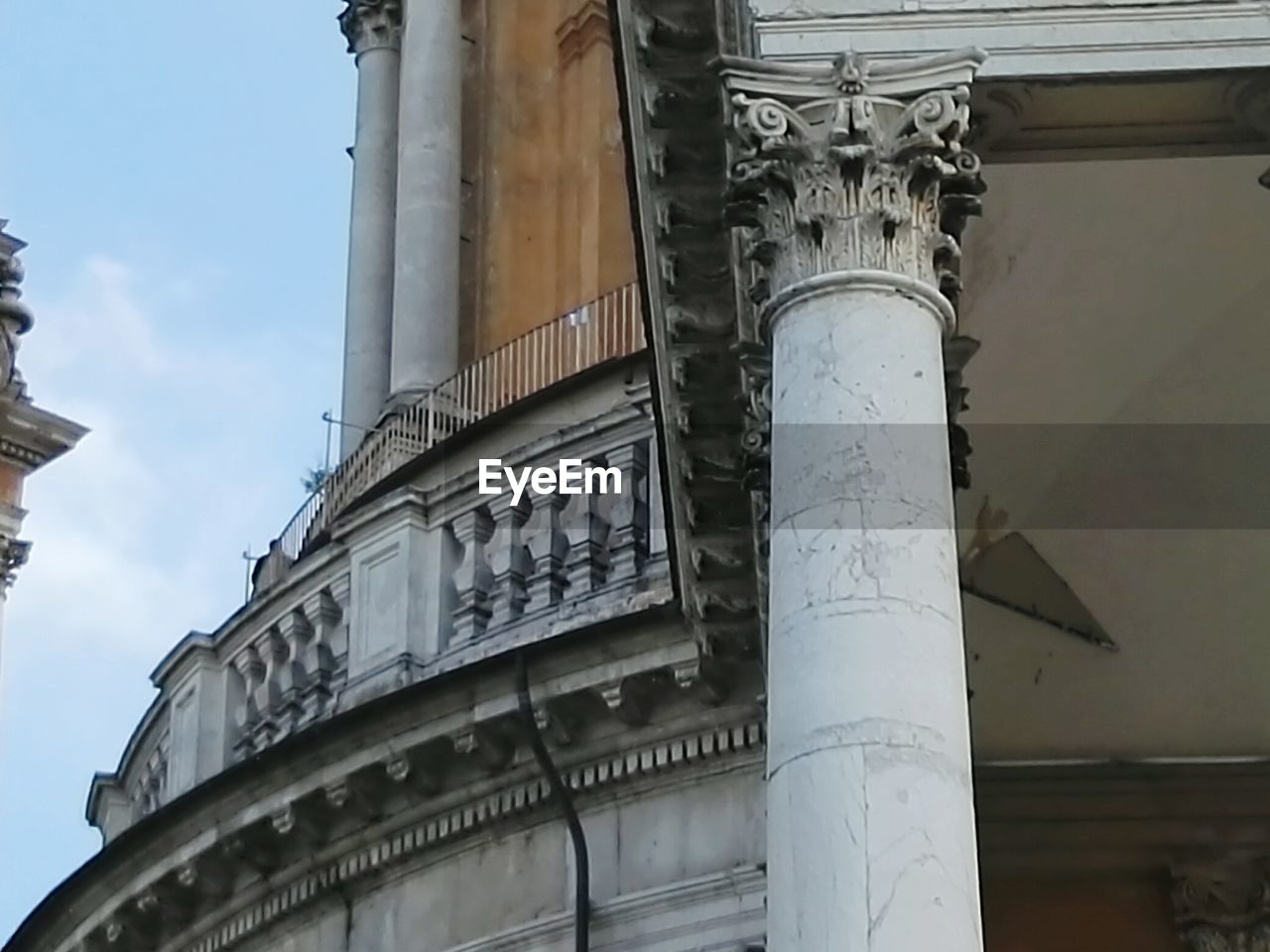 LOW ANGLE VIEW OF BUILT STRUCTURE AGAINST SKY