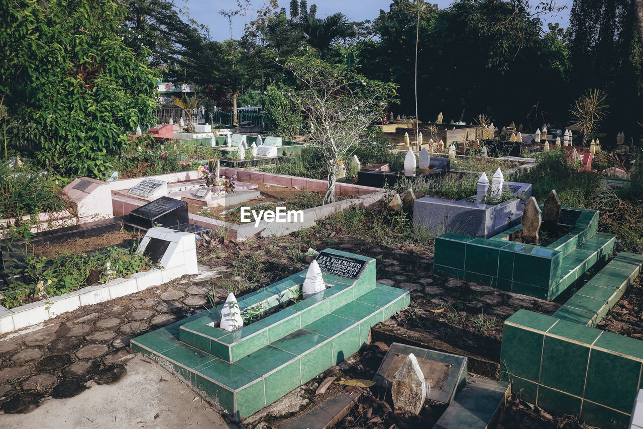 HIGH ANGLE VIEW OF CEMETERY AGAINST BUILDING