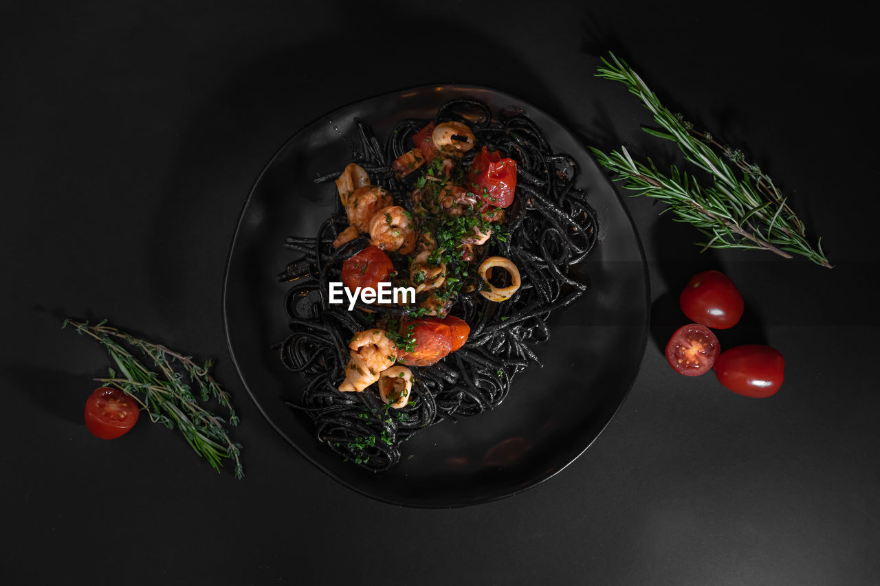 HIGH ANGLE VIEW OF CHERRY TOMATOES IN PLATE