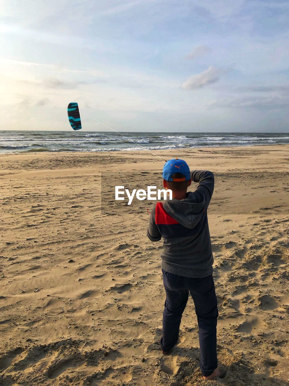 FULL LENGTH REAR VIEW OF MAN ON BEACH