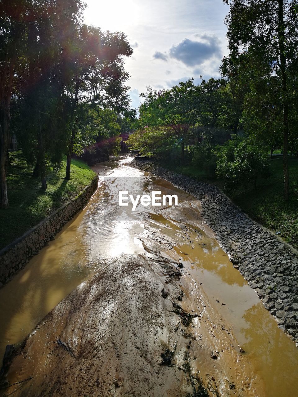 SCENIC VIEW OF RIVER FLOWING AGAINST SKY