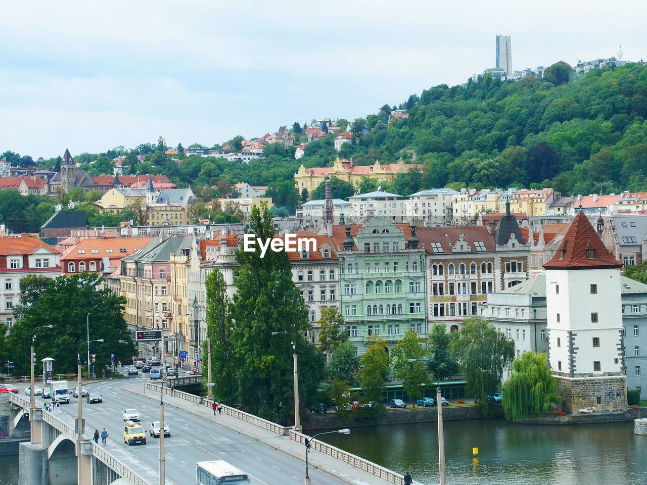 VIEW OF CITY AT WATERFRONT