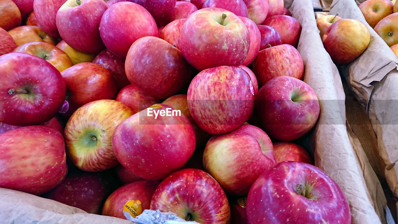 HIGH ANGLE VIEW OF APPLES IN MARKET