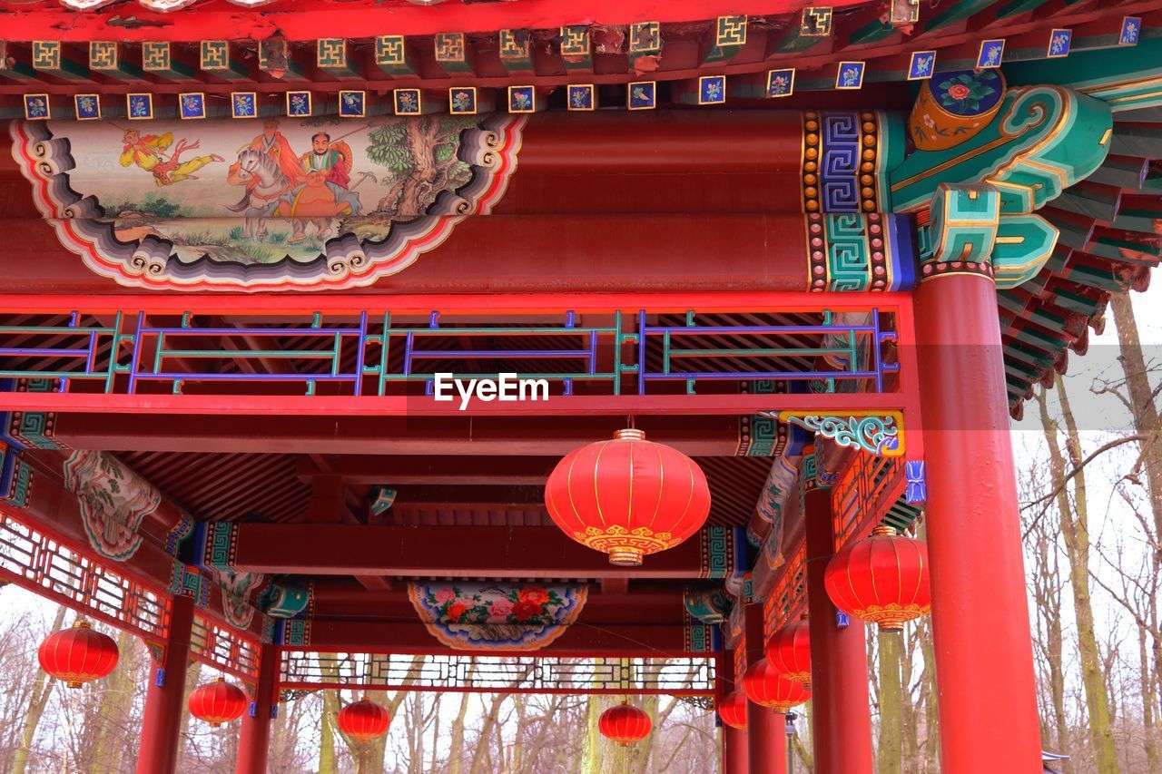 RED LANTERNS HANGING IN BUILDING