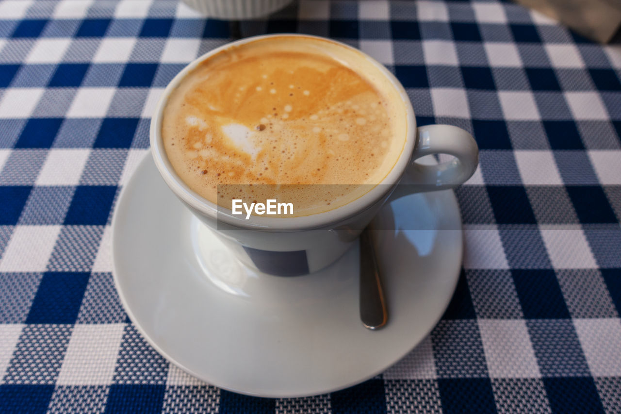 HIGH ANGLE VIEW OF COFFEE CUP ON TABLE WITH TEA