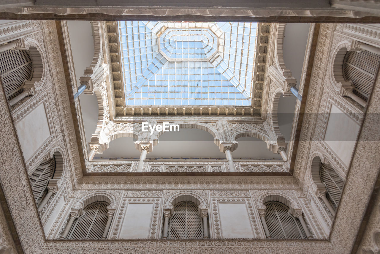 LOW ANGLE VIEW OF WINDOW ON BUILDING