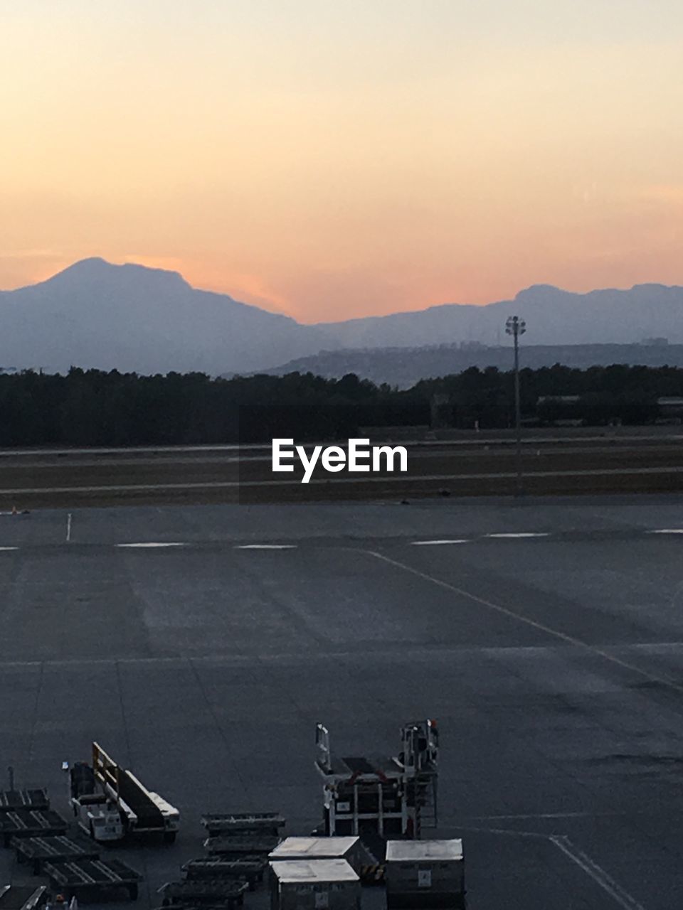 SCENIC VIEW OF MOUNTAIN AGAINST SKY