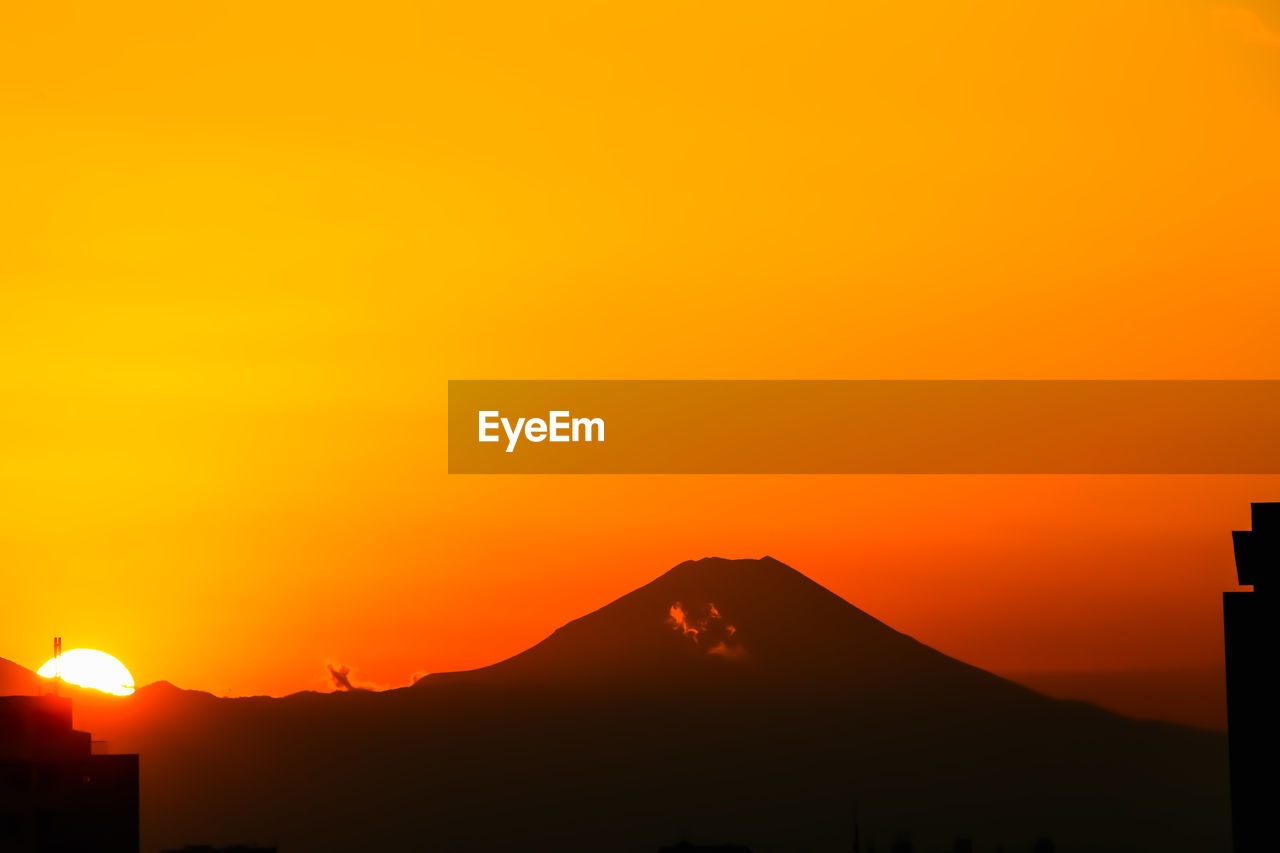 SCENIC VIEW OF SILHOUETTE MOUNTAINS AGAINST ROMANTIC SKY