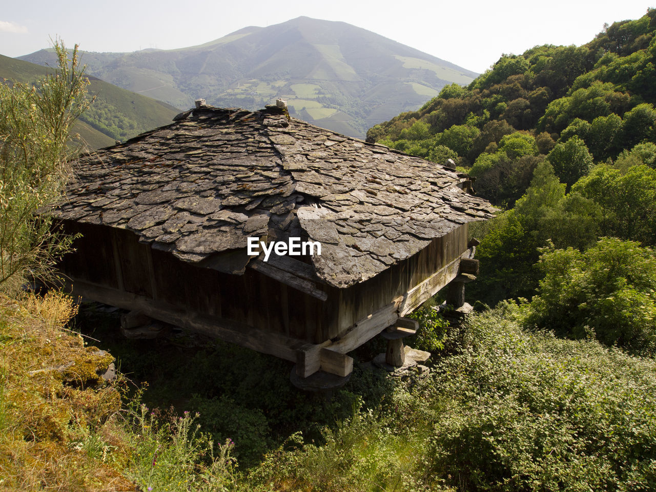 HOUSES ON MOUNTAIN AGAINST SKY