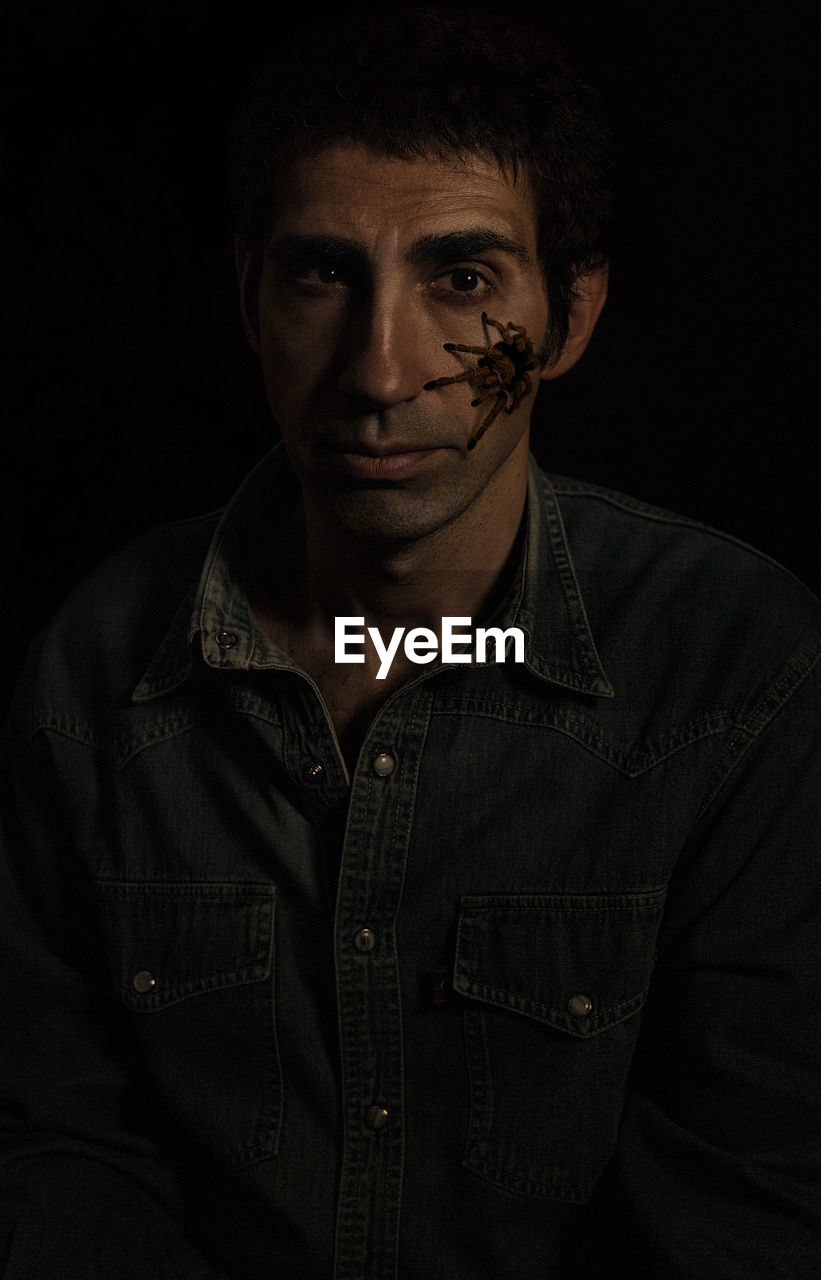 PORTRAIT OF YOUNG MAN WEARING EYEGLASSES