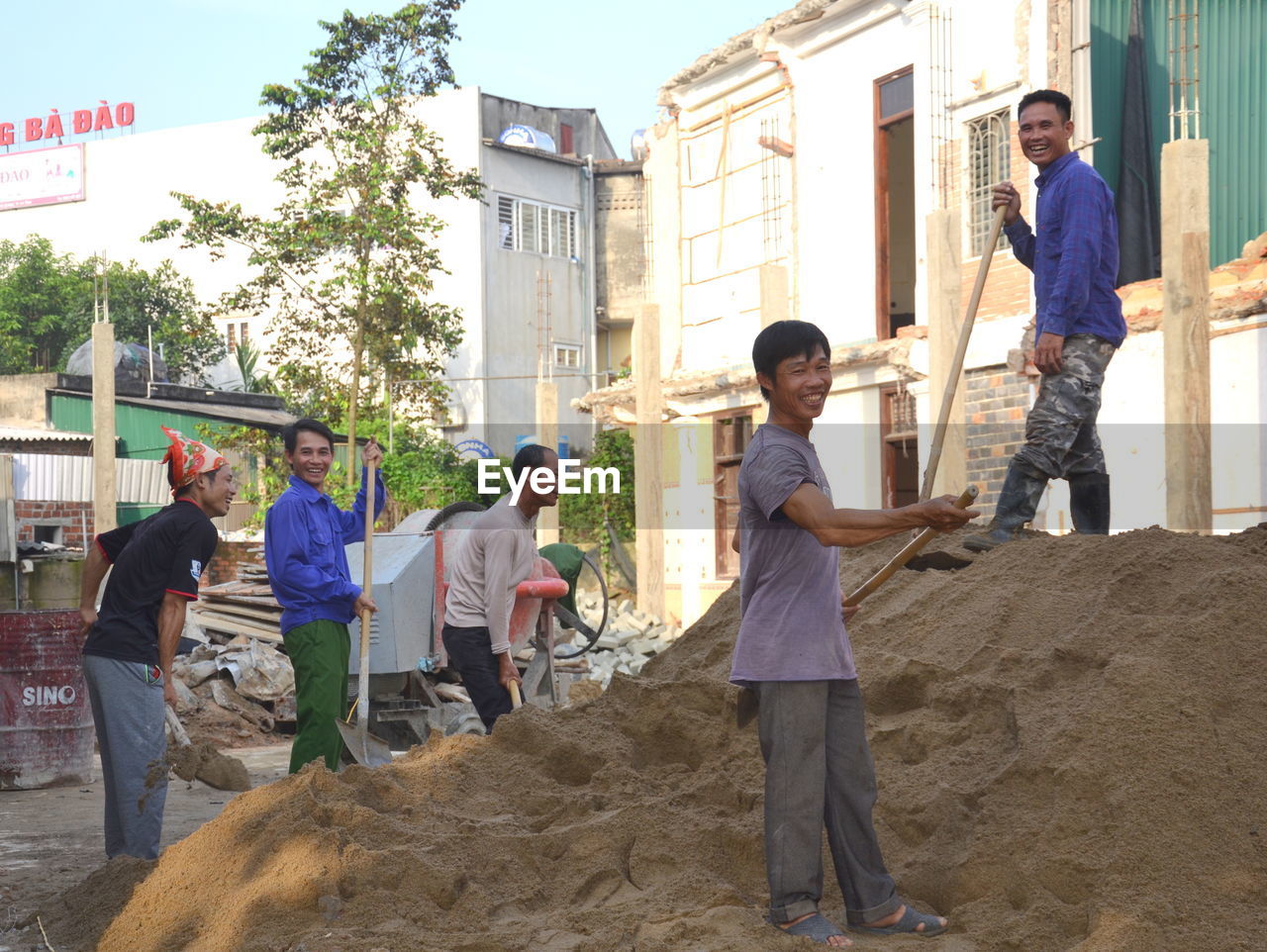 PEOPLE WORKING ON CONSTRUCTION SITE