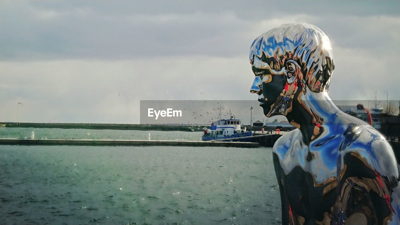 STATUE AGAINST SEA