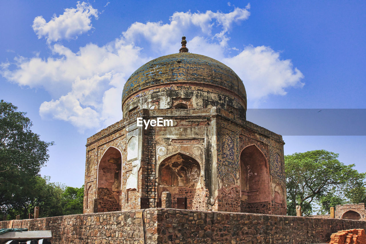 LOW ANGLE VIEW OF CATHEDRAL AGAINST SKY