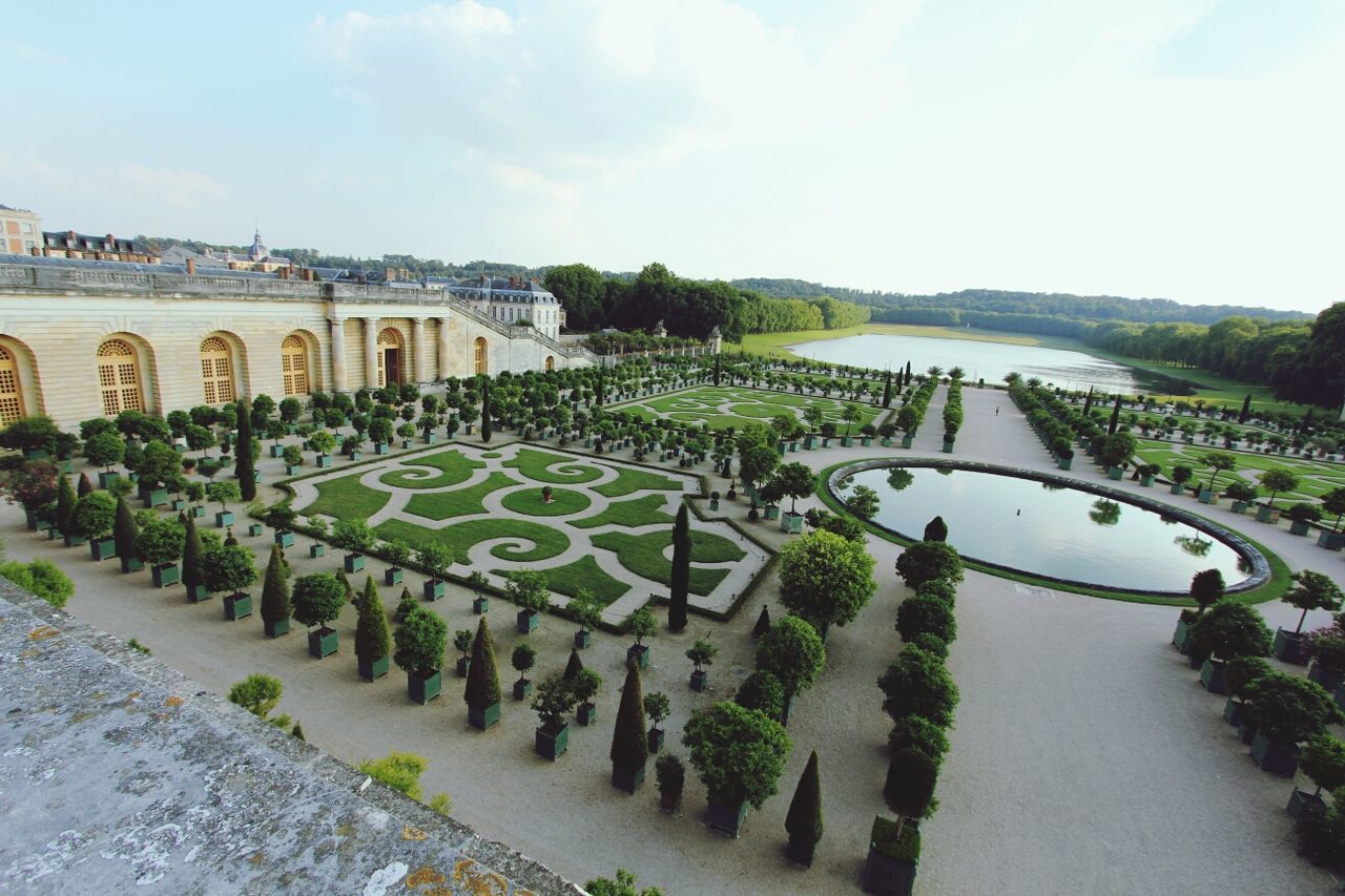 Gardens of versailles and palace against sky