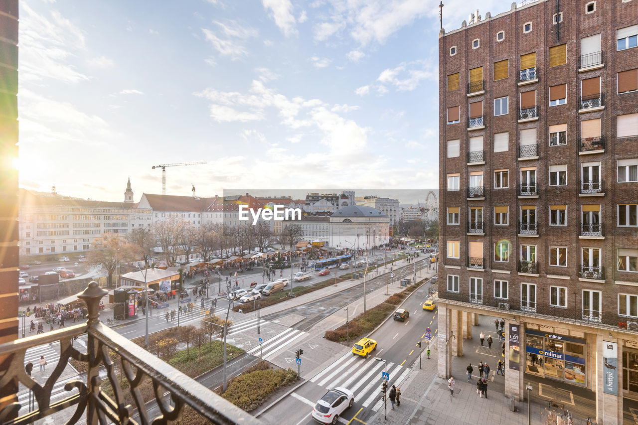 HIGH ANGLE VIEW OF BUILDINGS IN CITY