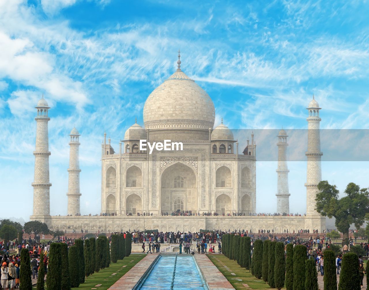 Group of people in front of taj mahal