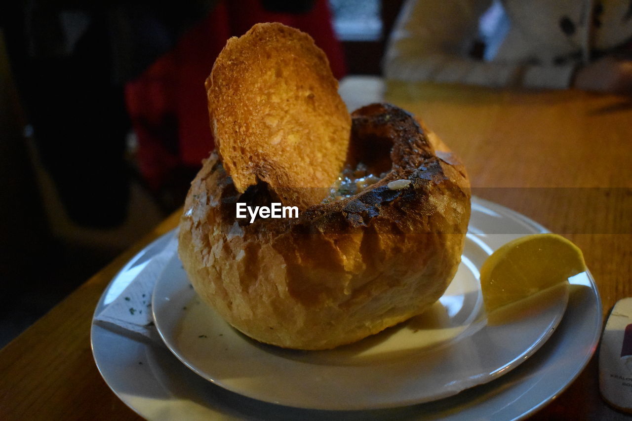 HIGH ANGLE VIEW OF DESSERT IN PLATE