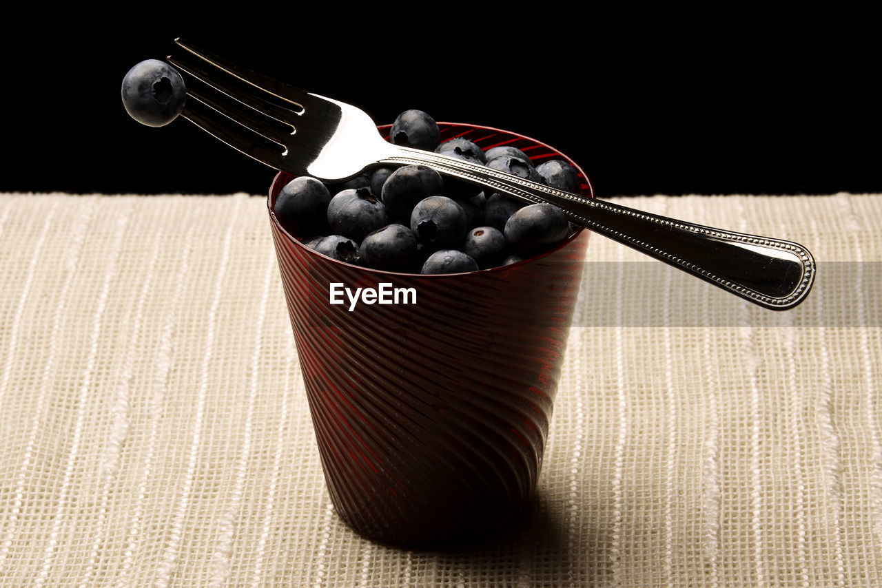 HIGH ANGLE VIEW OF FRUITS IN BOWL