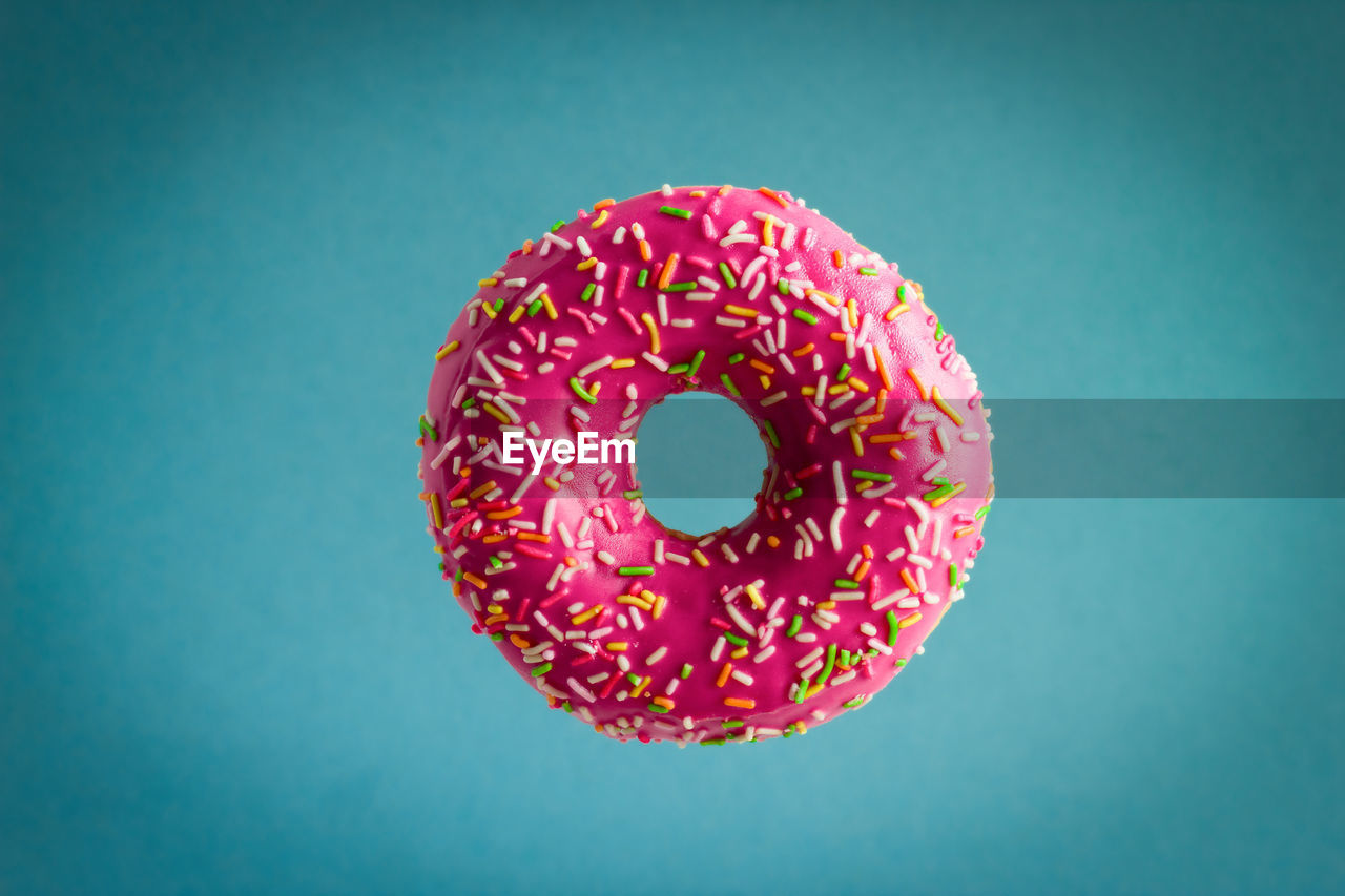 DIRECTLY ABOVE SHOT OF PINK CAKE AGAINST WHITE BACKGROUND