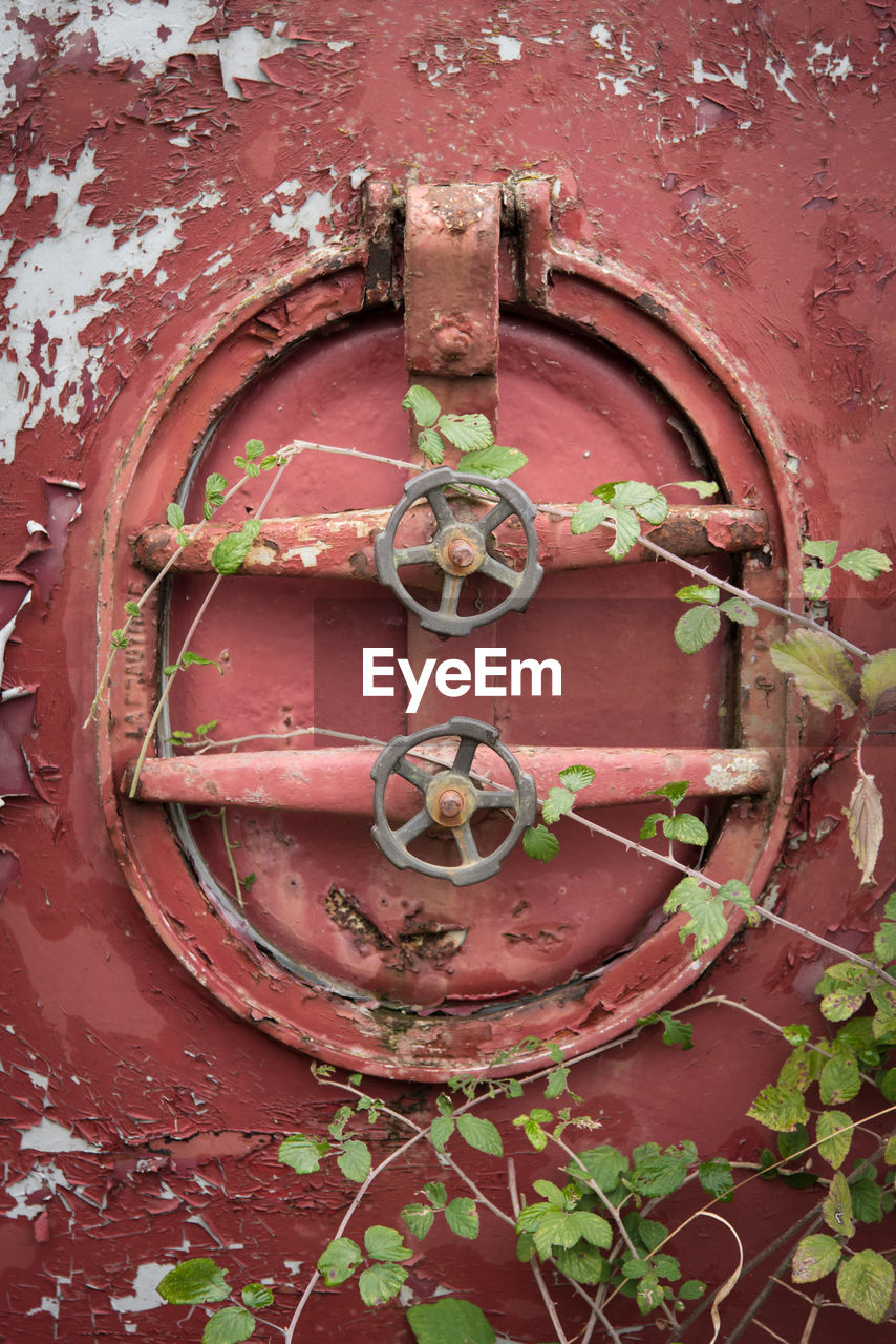 CLOSE-UP VIEW OF RUSTY METAL