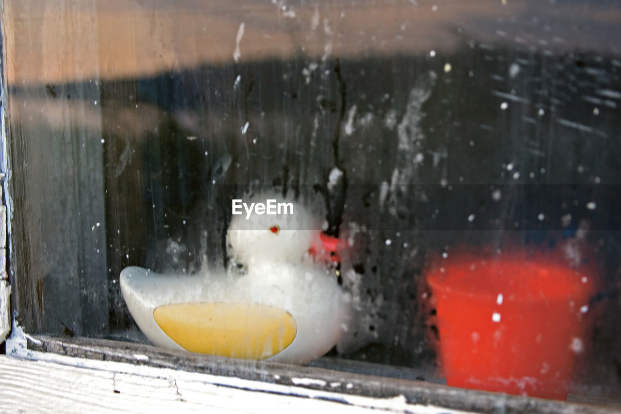 CLOSE-UP OF DROPS AGAINST BLURRED MOTION