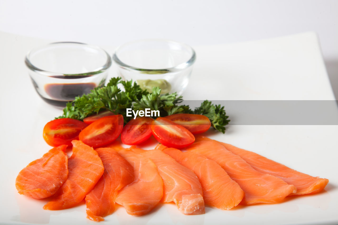 HIGH ANGLE VIEW OF FISH ON TABLE