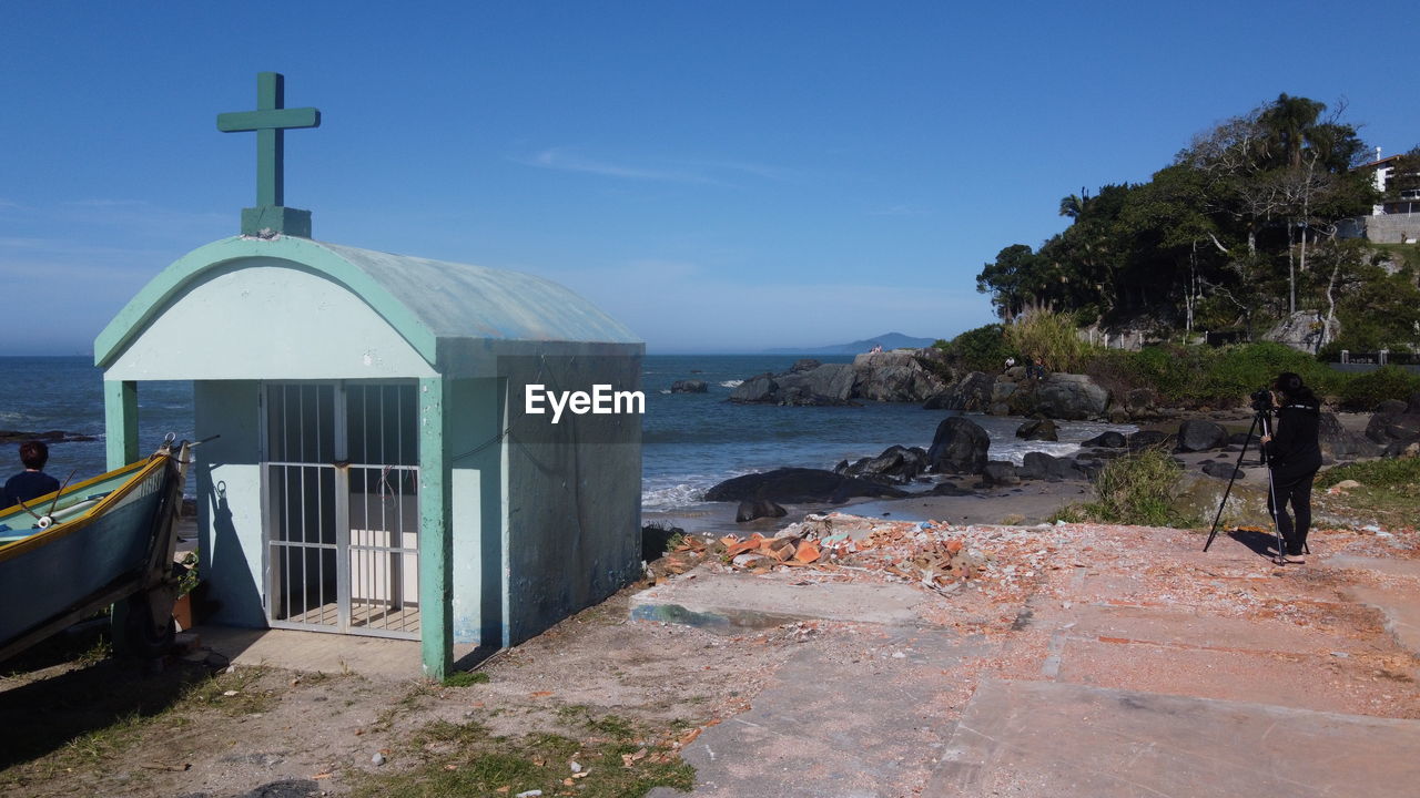 SCENIC VIEW OF SEA AGAINST BUILDINGS