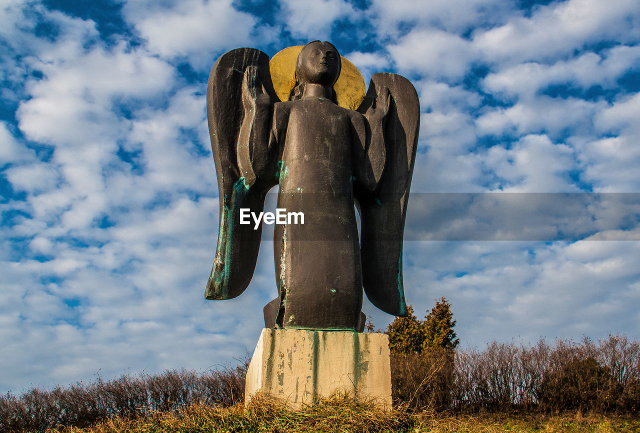 LOW ANGLE VIEW OF STATUE AGAINST SKY