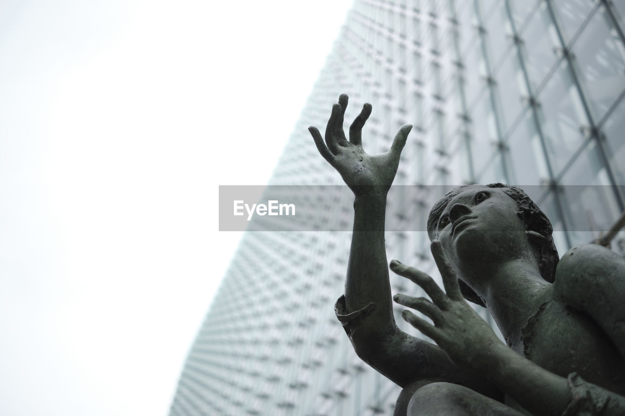 LOW ANGLE VIEW OF STATUE AGAINST SKY