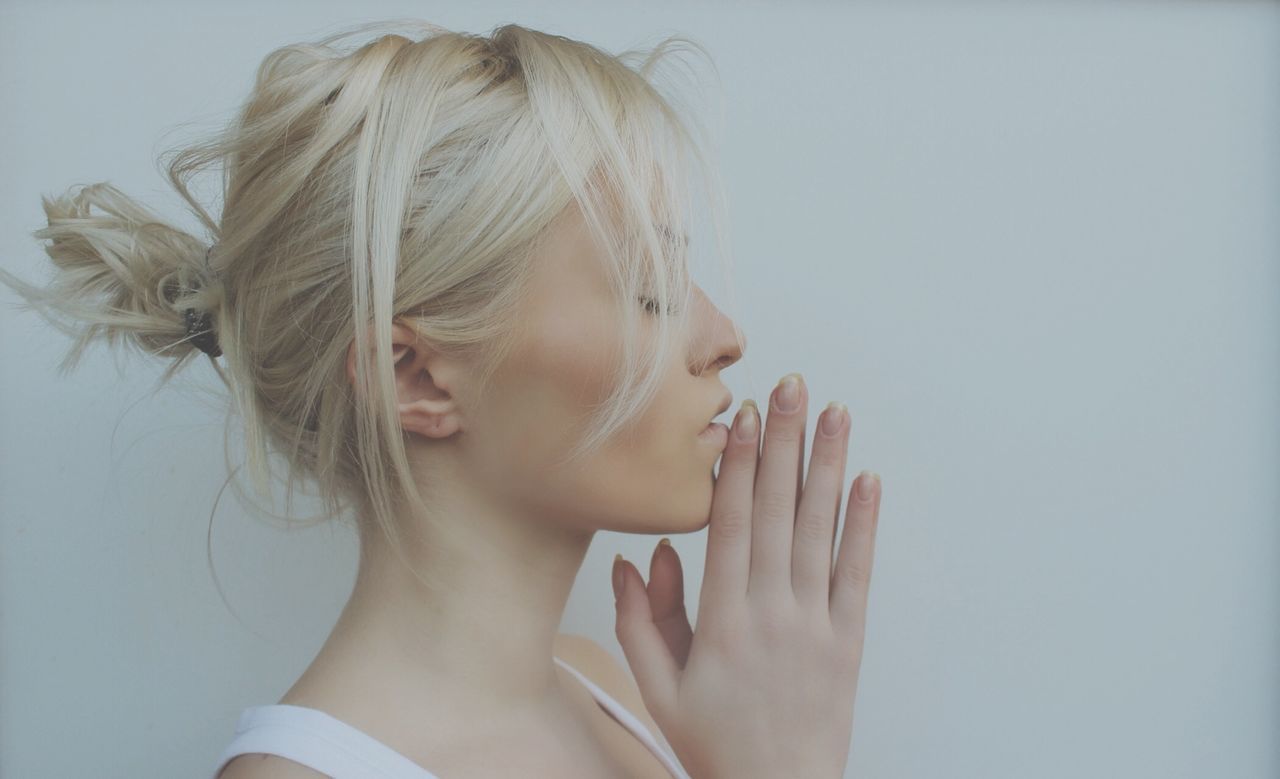 YOUNG WOMAN LOOKING AWAY