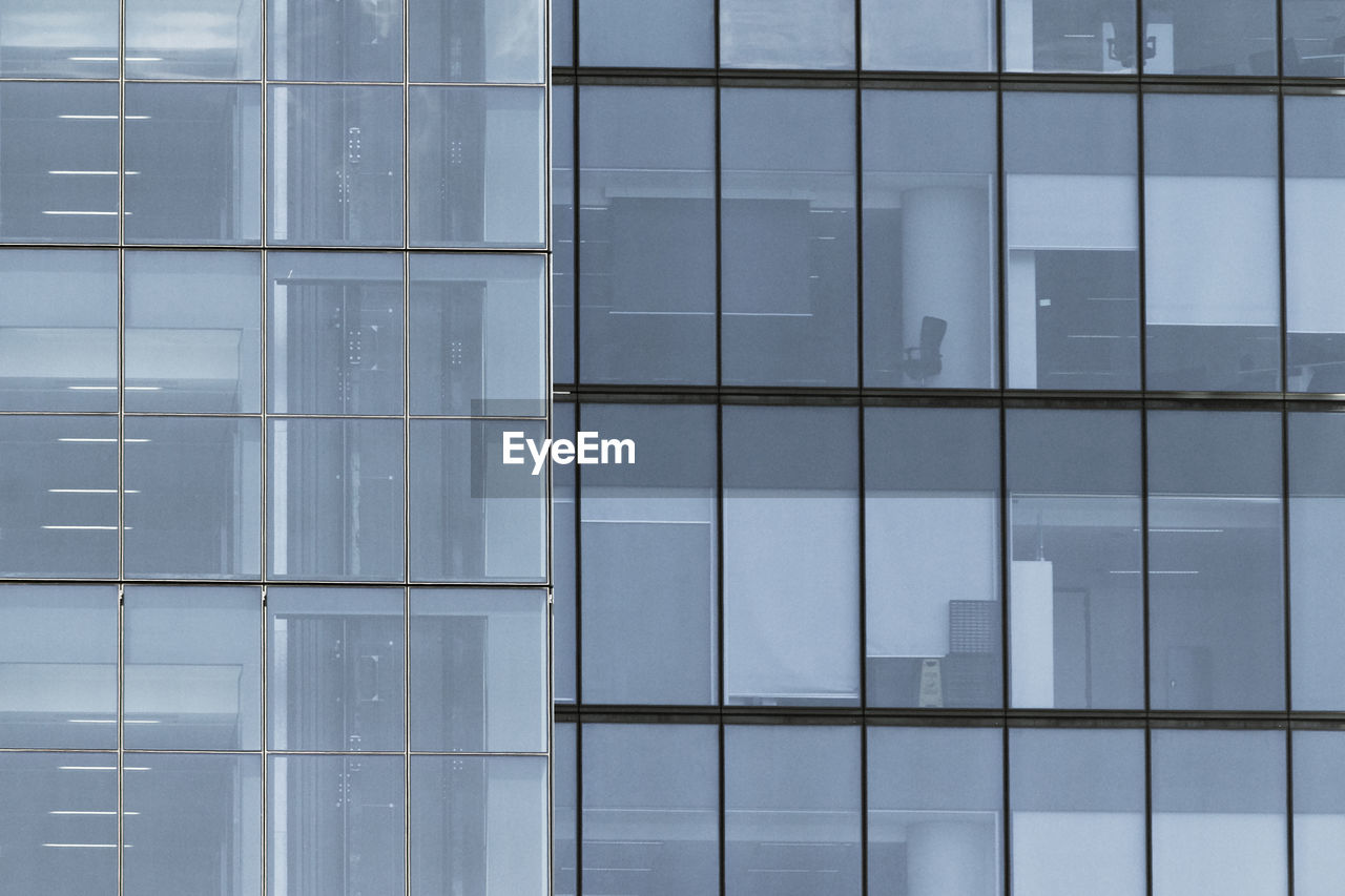 FULL FRAME SHOT OF GLASS WINDOW WITH BUILDING