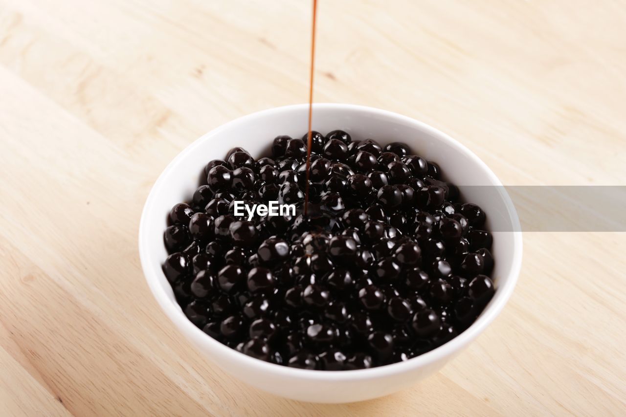 HIGH ANGLE VIEW OF BLACK COFFEE ON TABLE