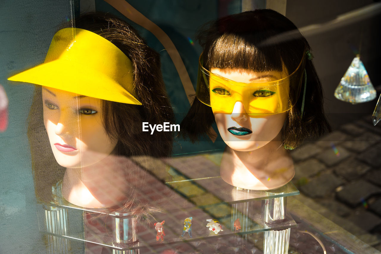 CLOSE-UP OF MANNEQUIN IN STORE IN SHOP