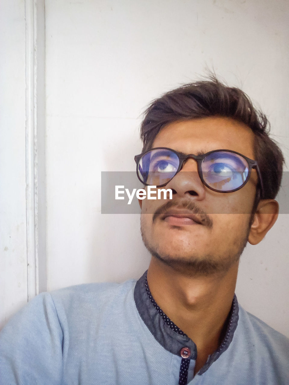 PORTRAIT OF YOUNG MAN WEARING SUNGLASSES