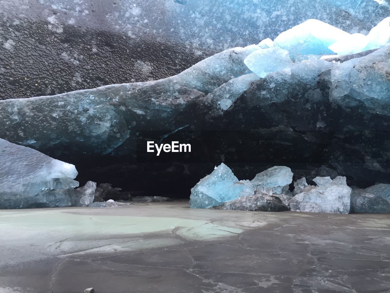 CLOSE-UP OF SNOW ON WATER