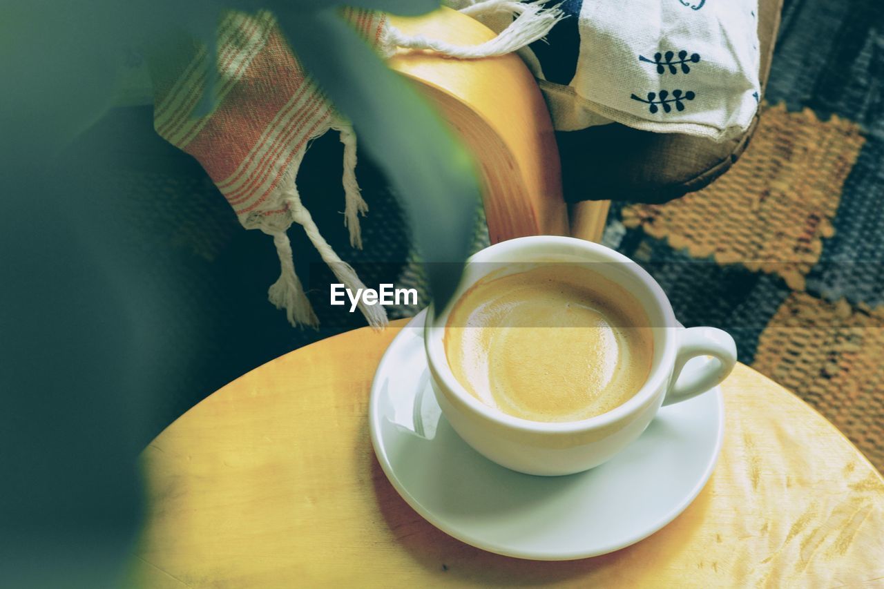 HIGH ANGLE VIEW OF COFFEE CUP WITH TEA