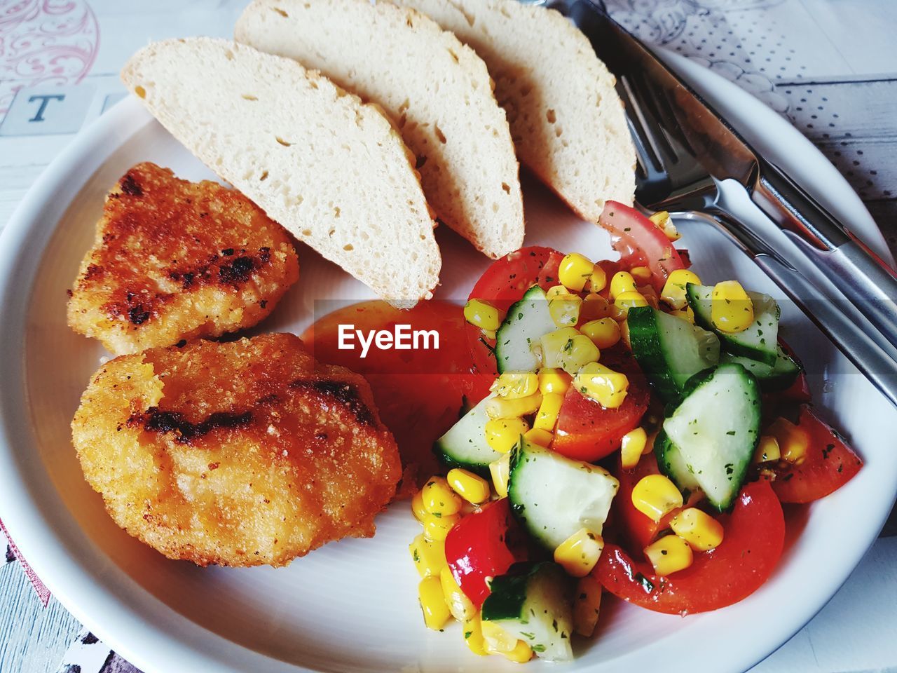 HIGH ANGLE VIEW OF BREAKFAST ON PLATE