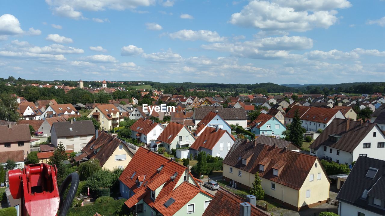 HIGH ANGLE VIEW OF TOWNSCAPE AGAINST SKY IN CITY