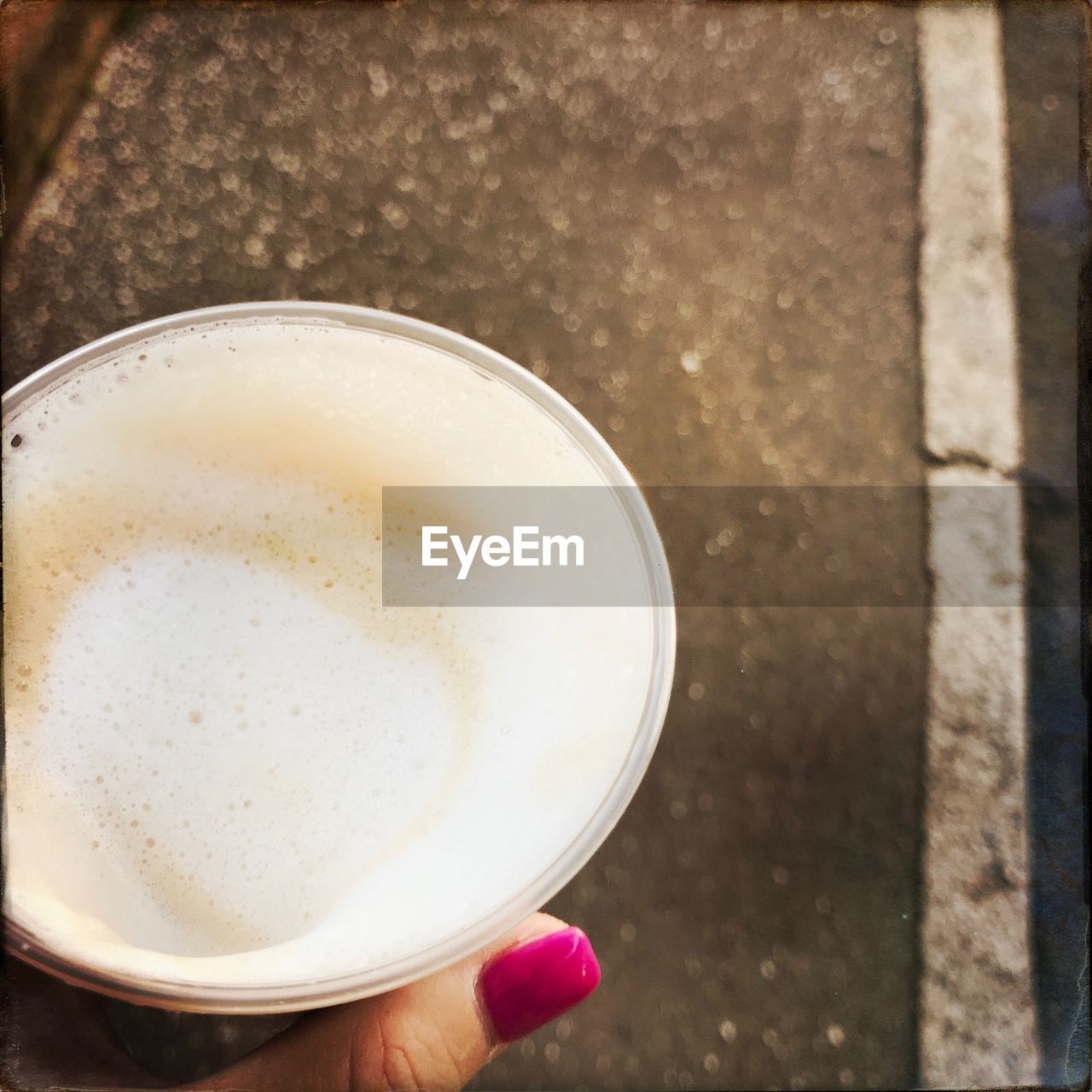 CLOSE-UP OF WOMAN HAND HOLDING DRINK