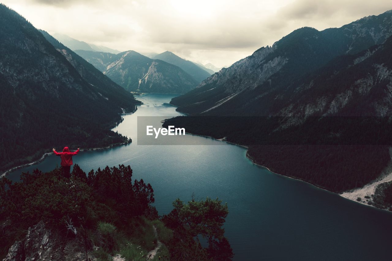 SCENIC VIEW OF LAKE AND MOUNTAIN AGAINST SKY