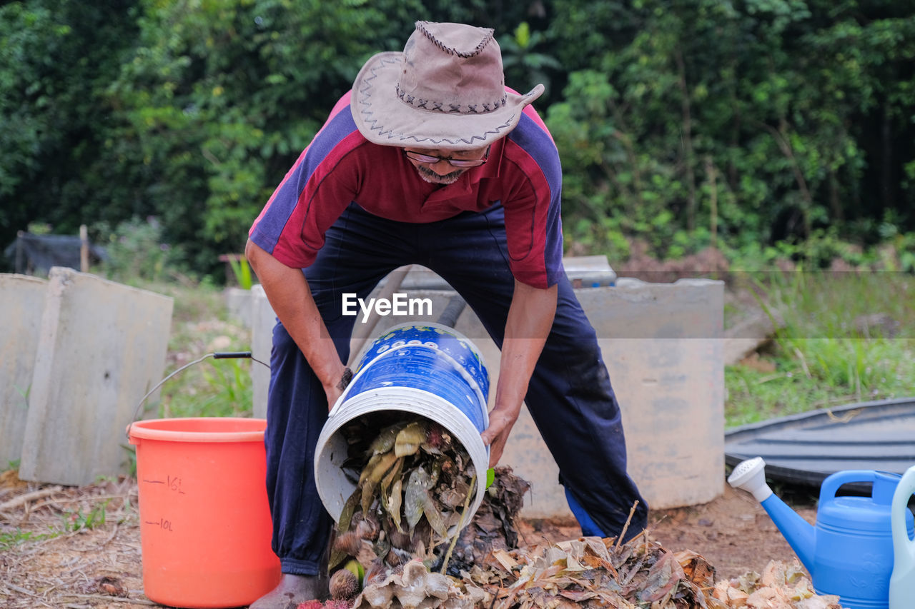 MIDSECTION OF MAN WORKING IN FIELD