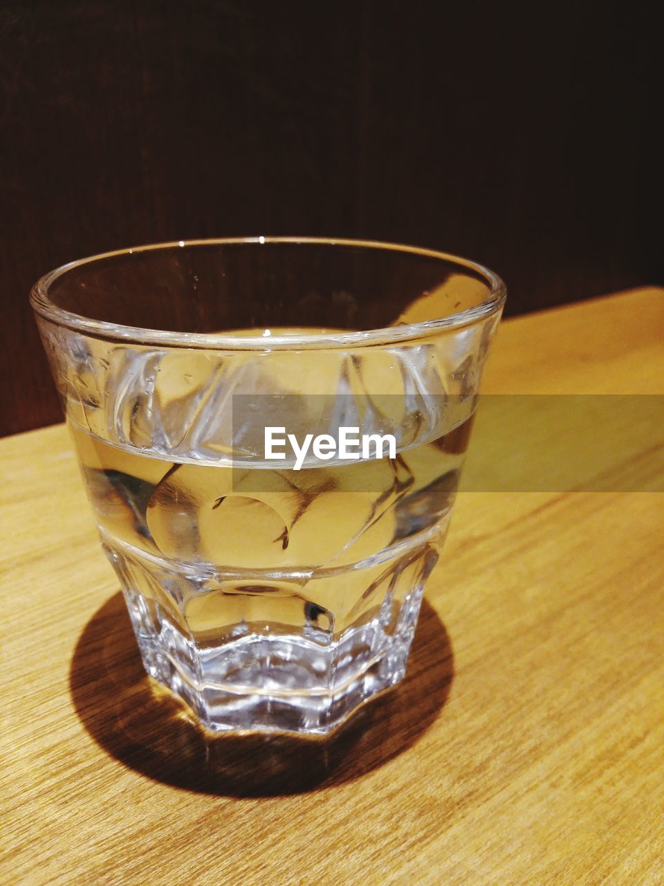 CLOSE-UP OF BEER ON TABLE